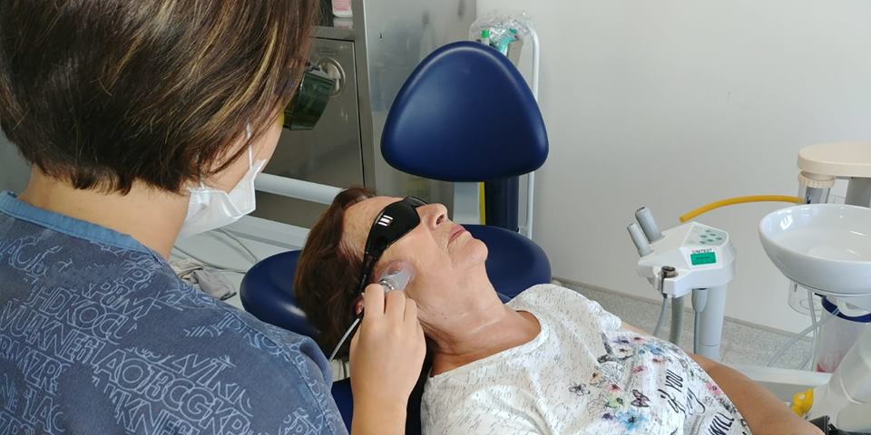 Treatment of jaw joint with laser